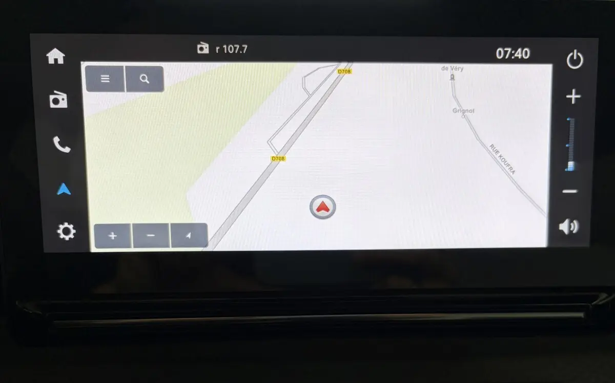 Écran tactile central de navigation 3D de la Citroën C3 Turbo 100 BVM6 MAX, affichage clair et moderne.