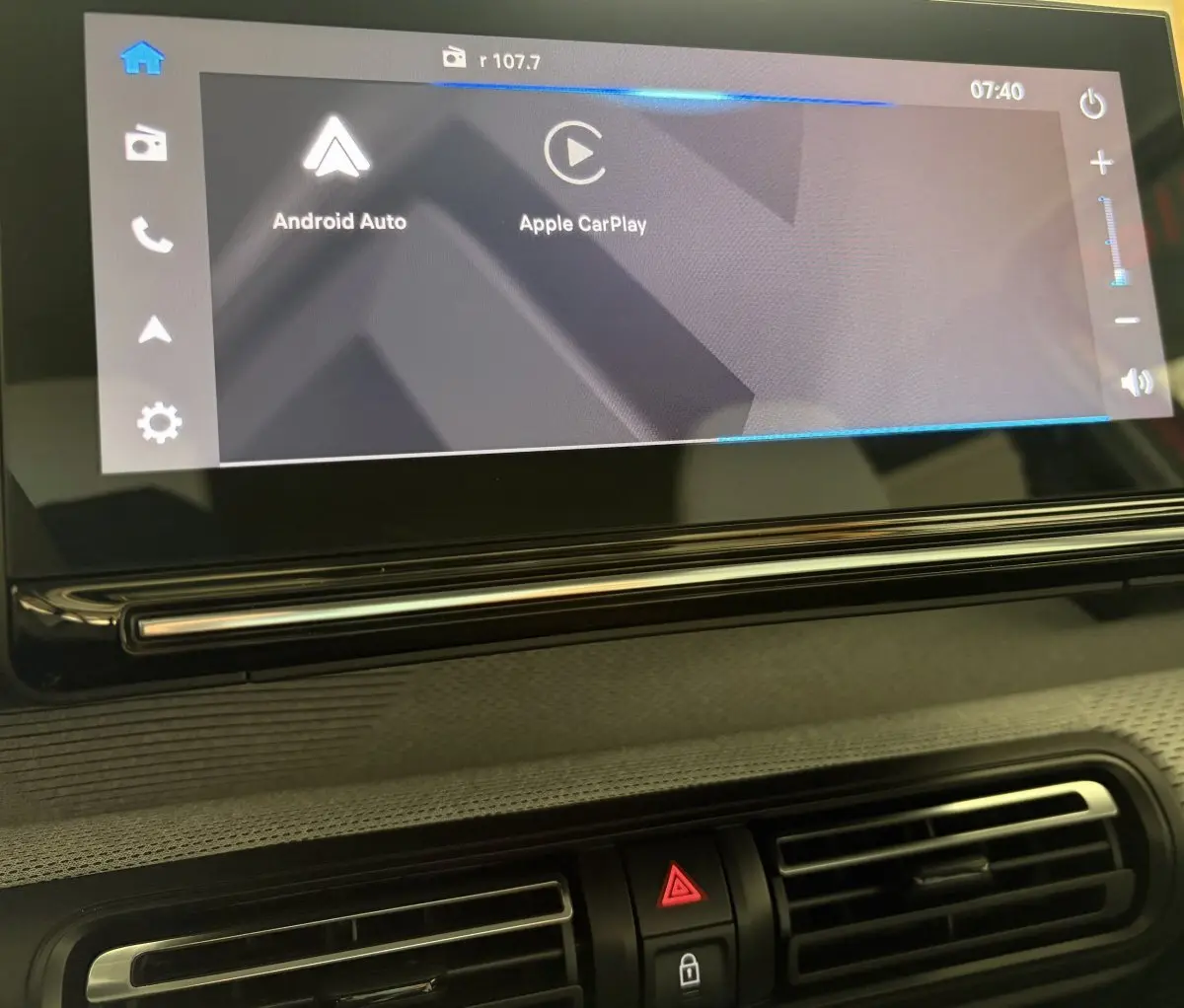 Écran tactile central affichant Android Auto et Apple CarPlay dans l’habitacle d’une Citroën C3 noire.