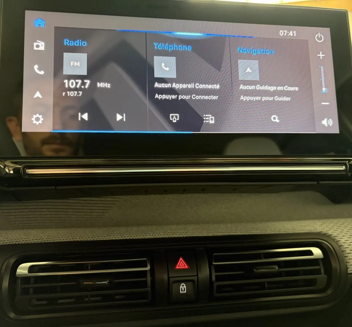 Écran tactile central 10,25 pouces affichant radio, téléphone et navigation dans l'habitacle d'une Citroën C3 noire.