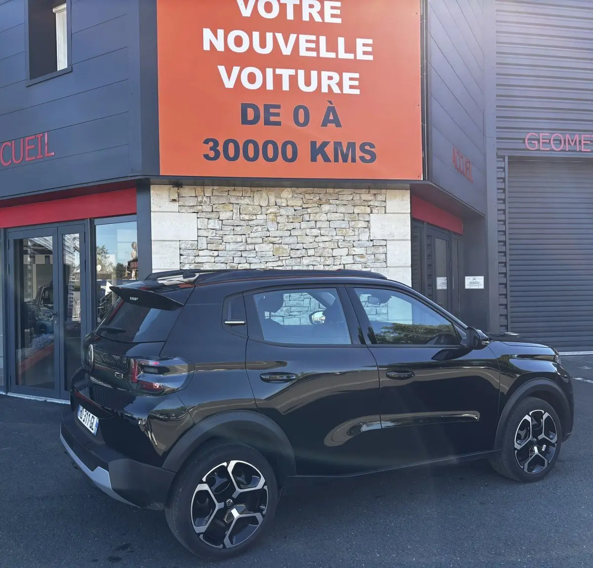 Citroën C3 Turbo 100 BVM6 noir vue 3/4 arrière droit, avec jantes distinctives et toit noir brillant.