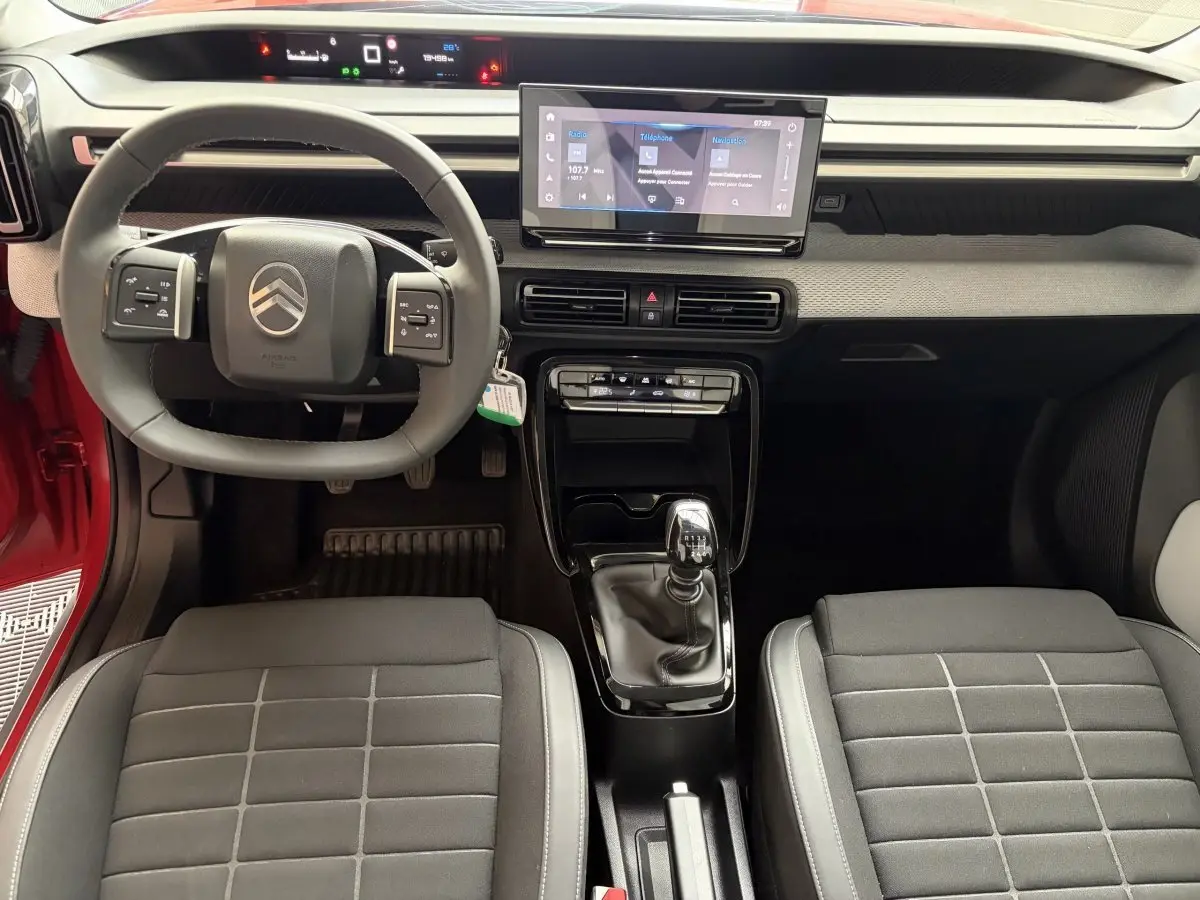 Vue intérieure avant de la Citroën C3 Turbo 100 BVM6 MAX 2025, volant cuir, écran tactile 10,25 pouces et boîte manuelle.