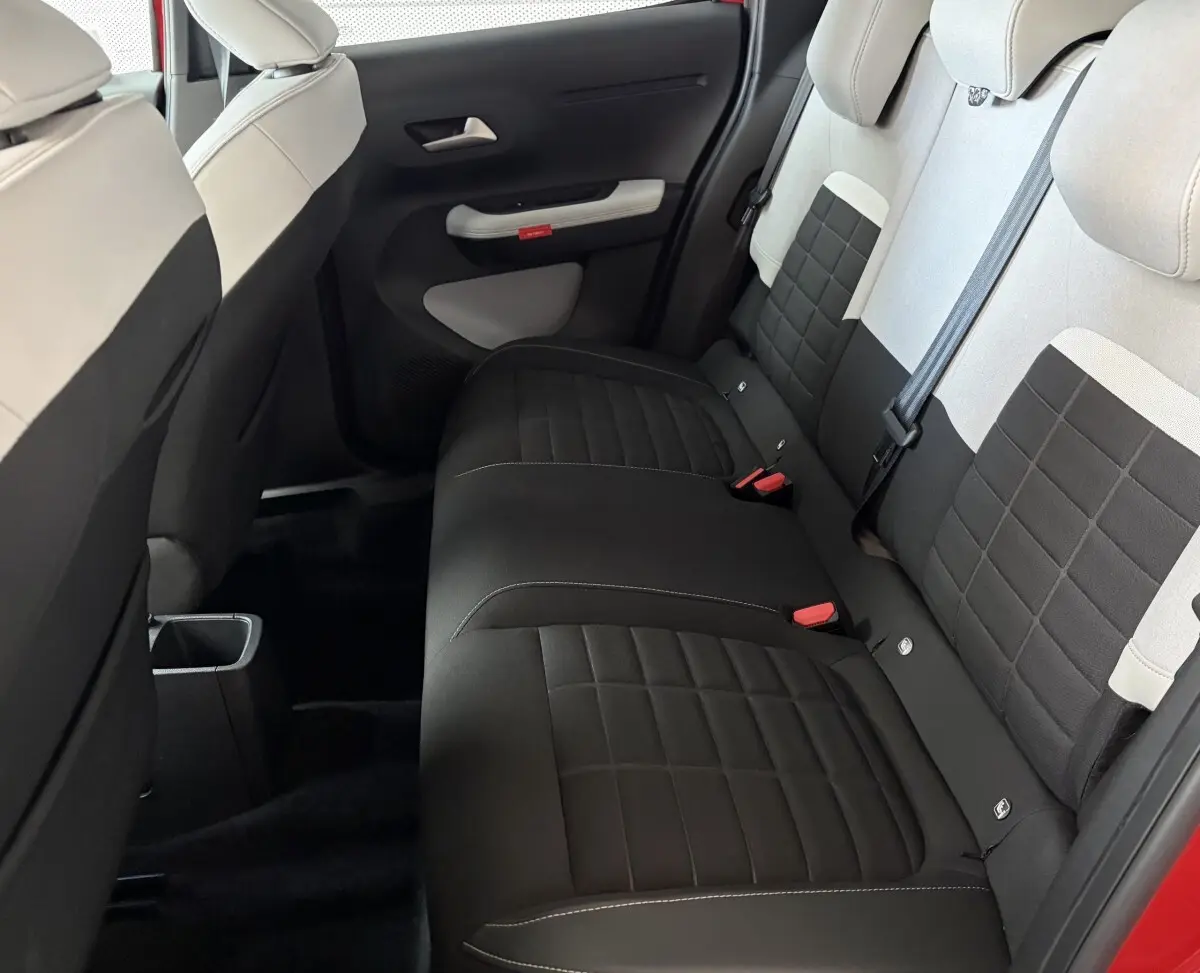Vue intérieure arrière de la banquette 3 places noire et beige de la Citroën C3 Turbo 100 BVM6 MAX 2025.