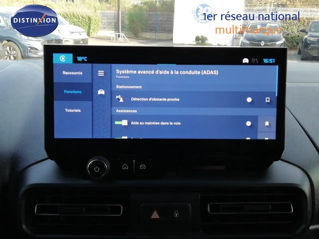 Vue intérieure centrée sur l'écran tactile du tableau de bord du Citroën Berlingo XL blanc, affichant les aides à la conduite.
