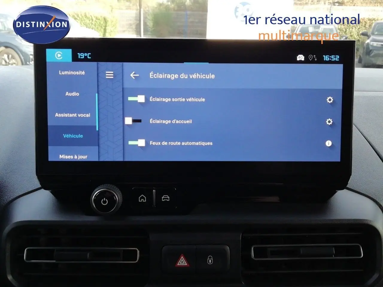 Écran tactile central du tableau de bord du Citroën Berlingo XL 2026, affichant les réglages d’éclairage du véhicule.
