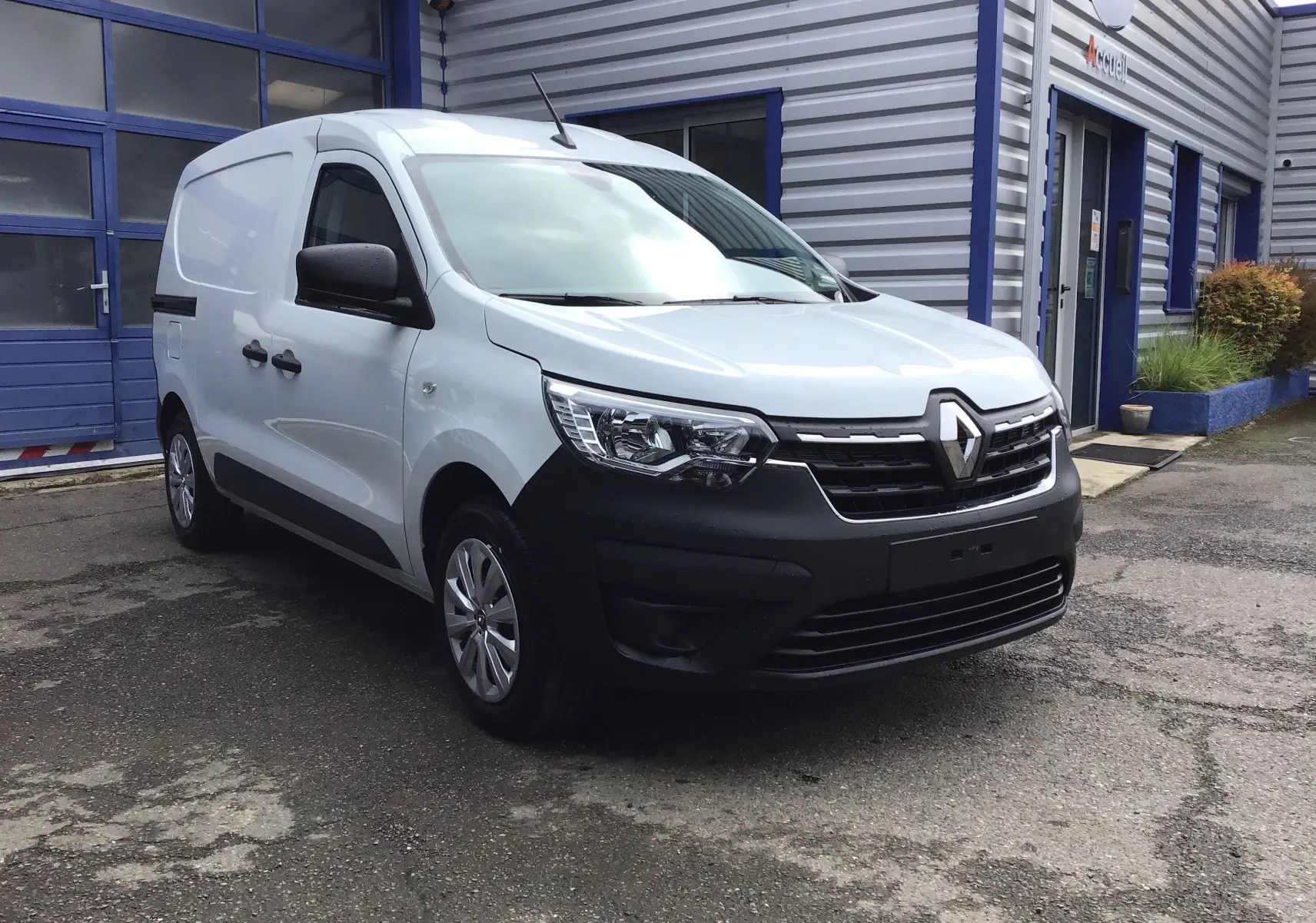 Vue 3/4 avant droite d'un Renault Express Van blanc 2024 avec pare-chocs noirs et calandre marquée Renault.