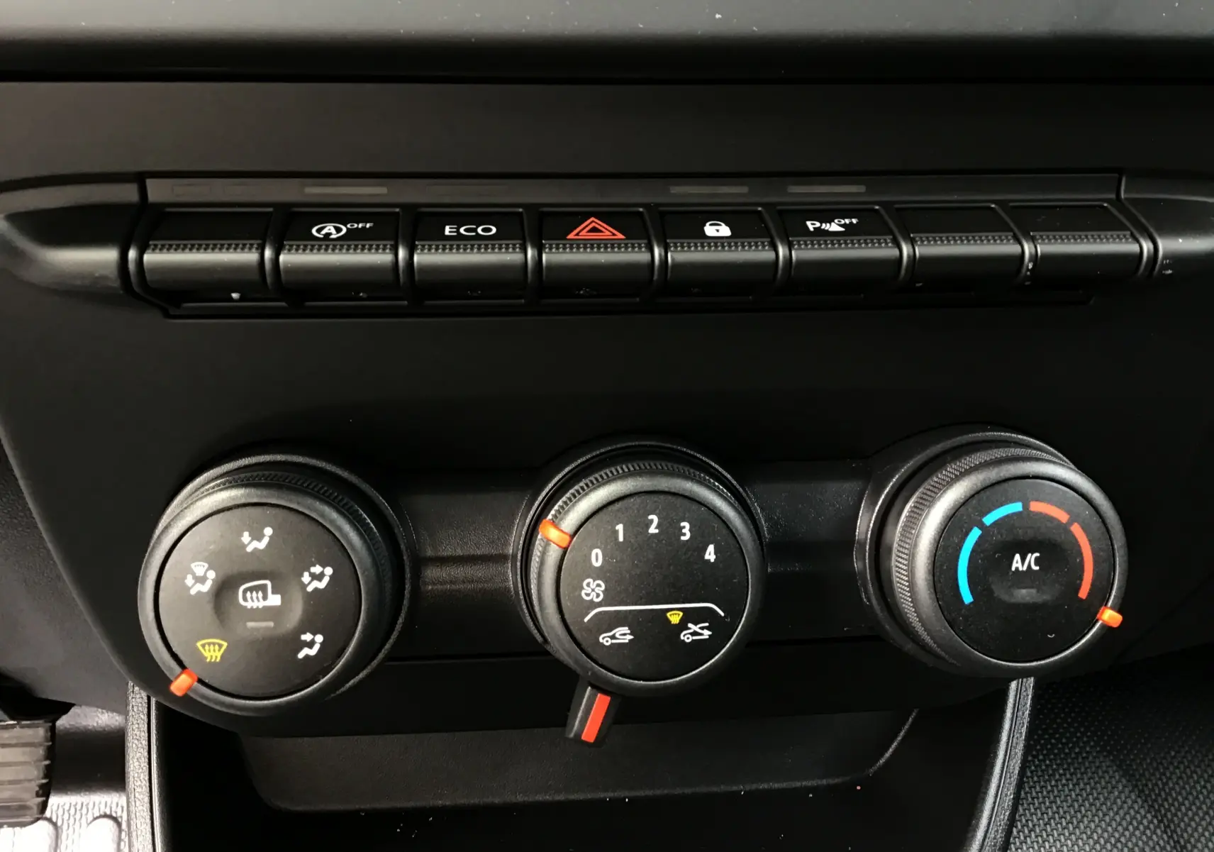 Gros plan sur les commandes de climatisation et les boutons de fonction du tableau de bord du Renault Express Van blanc 2024.