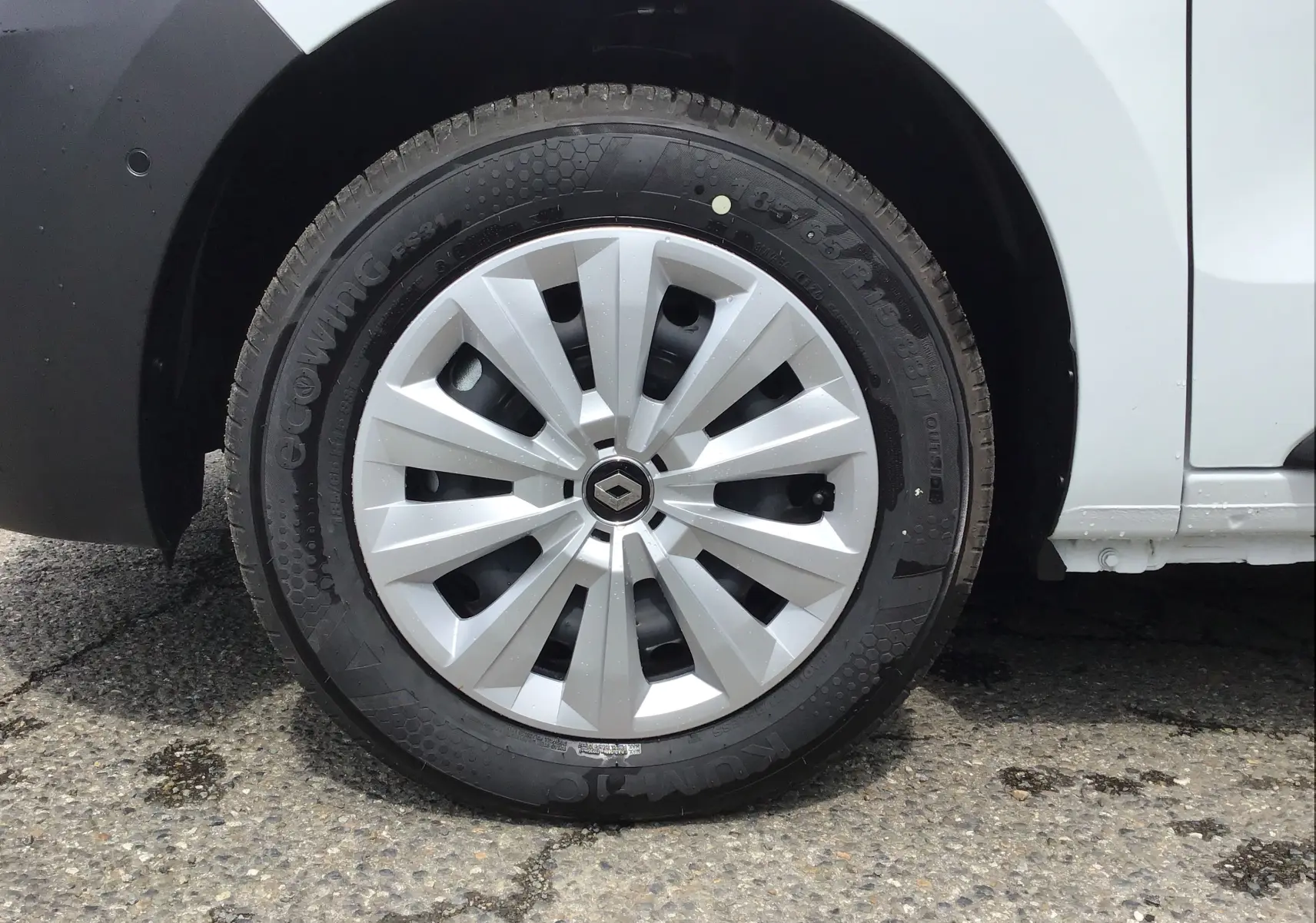 Gros plan sur la roue avant droite blanche d'un Renault Express Van 2024, avec jante argentée et logo Renault central.