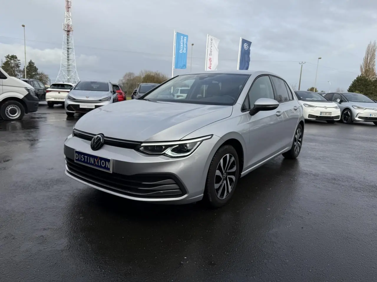 Volkswagen Golf 8 Life Active argent métallisé vue 3/4 avant avec phares LED et jantes distinctives.