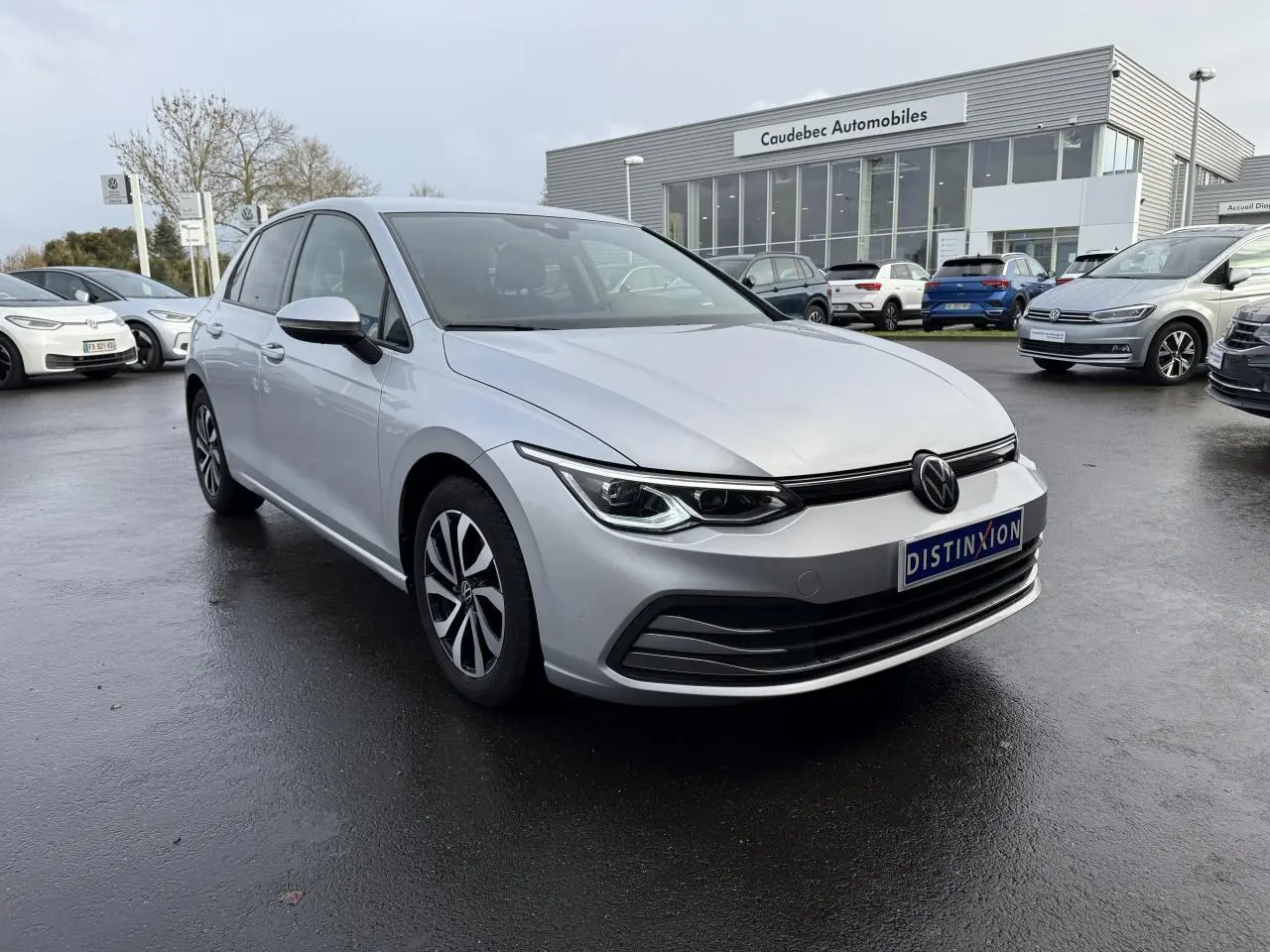 Volkswagen Golf 8 Life Active argent métallisé vue 3/4 avant avec phares LED et calandre noire brillante.