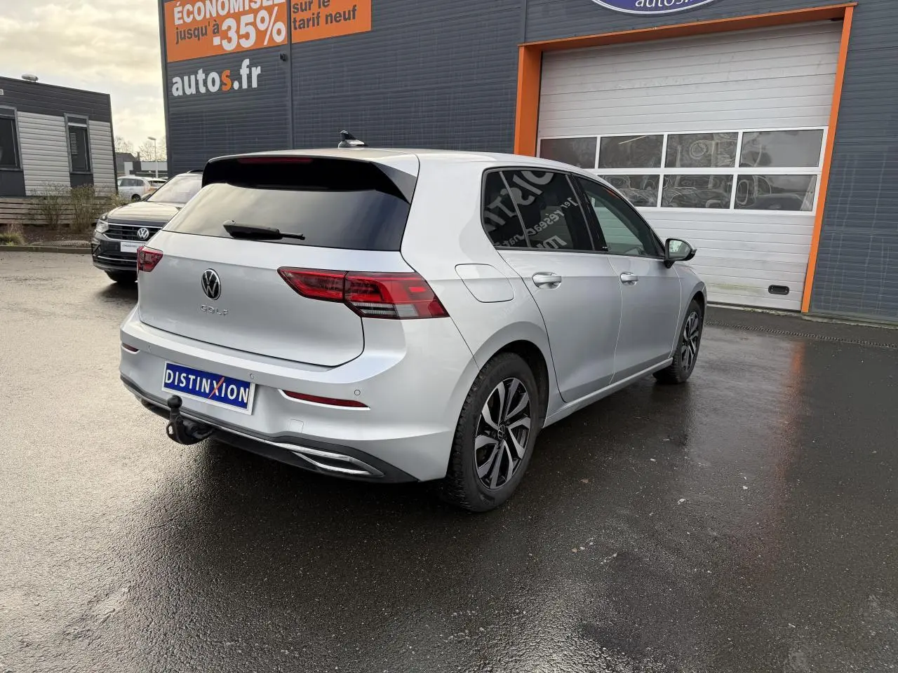 Volkswagen Golf 8 Life Active argent métallisé vue 3/4 arrière droit avec attelage escamotable et vitres surteintées.