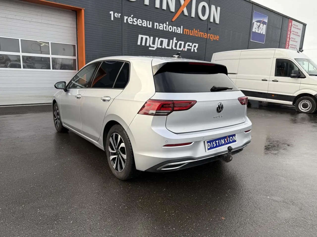 Volkswagen Golf 2.0 TDI 2022 en reflet d'argent, vue 3/4 arrière avec attelage escamotable et vitres surteintées.