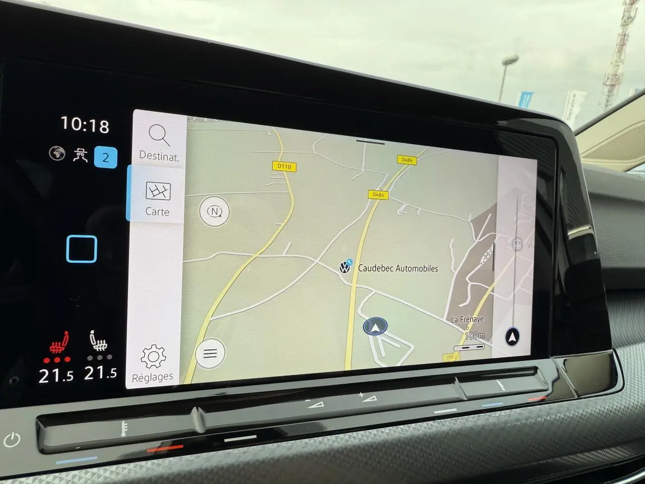 Écran tactile du système de navigation de la Volkswagen Golf VIII Life Active, affichant une carte routière détaillée.