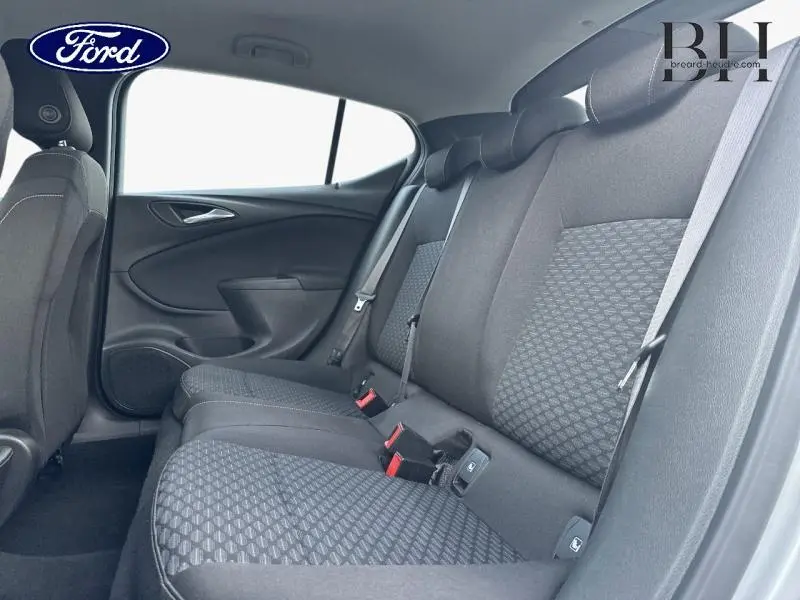 Vue intérieure côté droit des sièges arrière en tissu noir de l'Opel Astra 1.2 Turbo 2020, avec ceintures et fixations Isofix visibles.