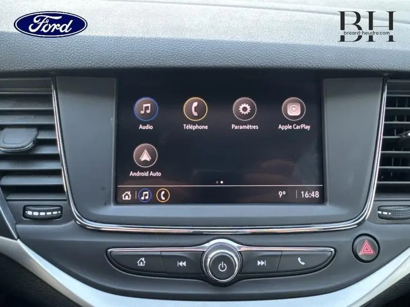 Écran tactile multimédia de l'Opel Astra 1.2 Turbo 2020, affichant les options audio, téléphone et Apple CarPlay.