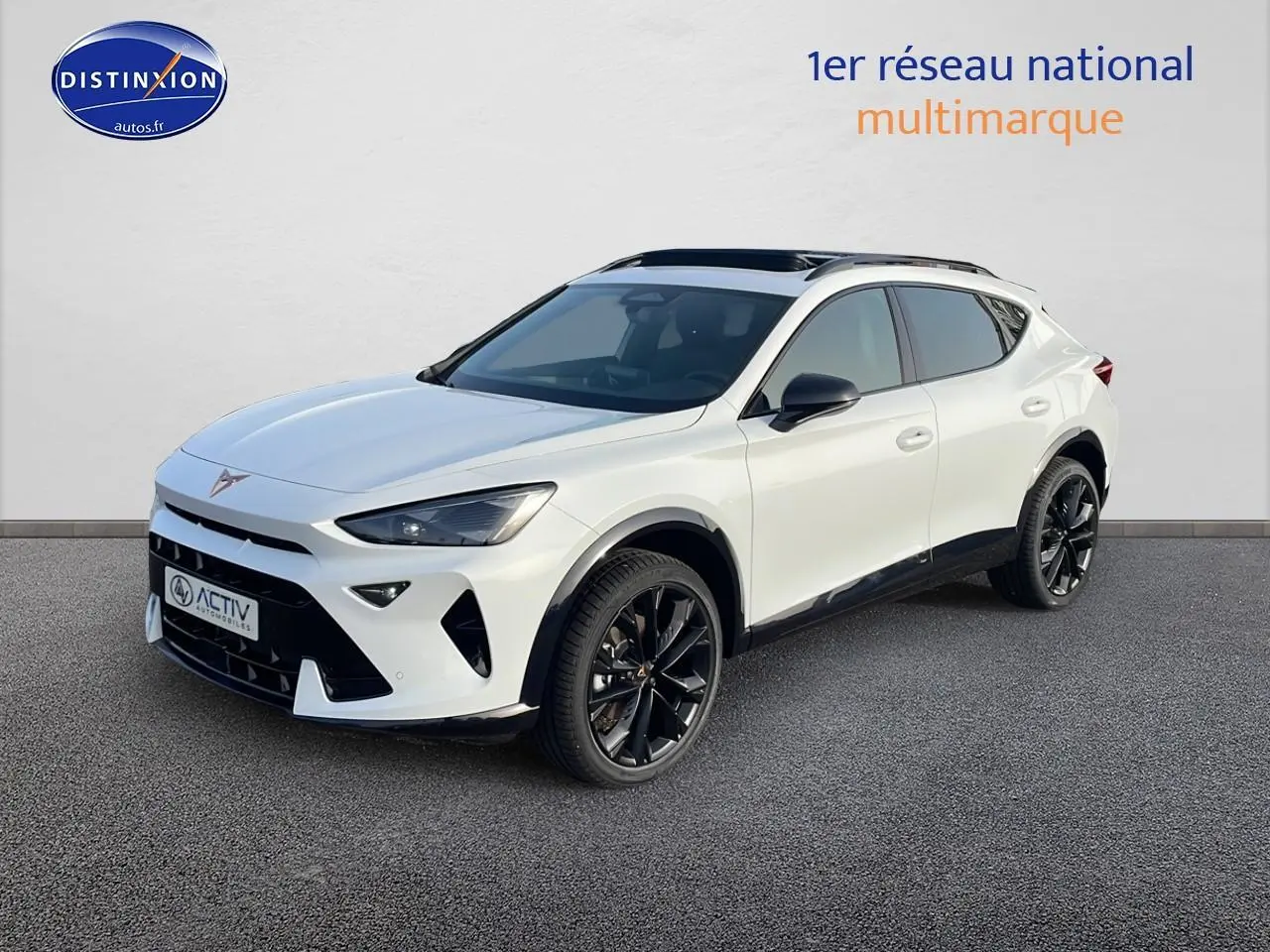 Vue 3/4 avant d'un CUPRA Formentor blanc Nevada avec jantes noires et toit ouvrant panoramique.