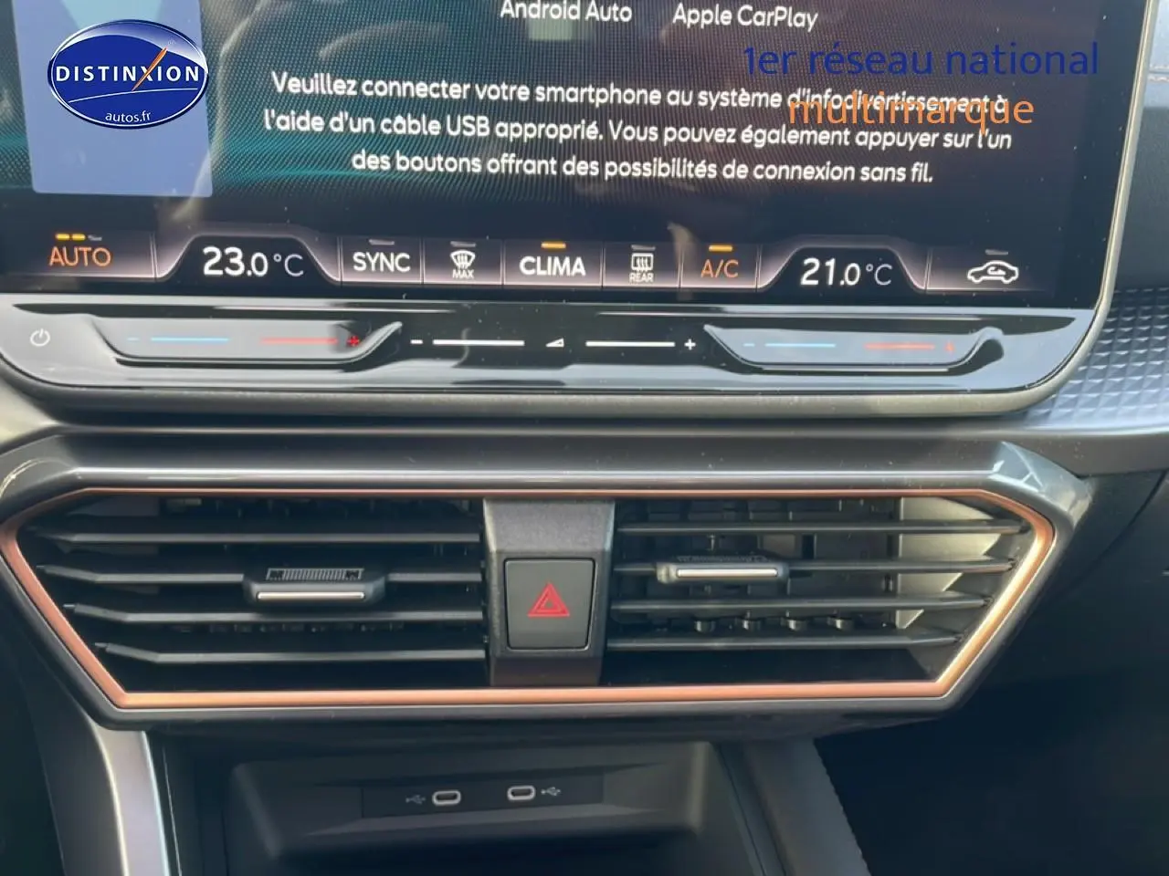 Gros plan sur la console centrale du CUPRA Formentor blanc Nevada 2026, écran tactile et commandes climatisation visibles.