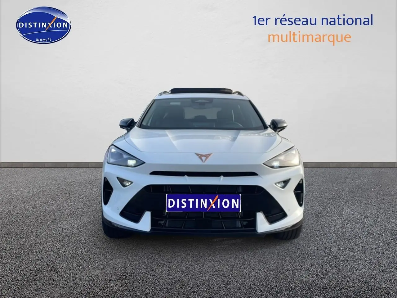 Vue de face du CUPRA Formentor blanc Nevada 2026 avec calandre noire et phares LED allumés.