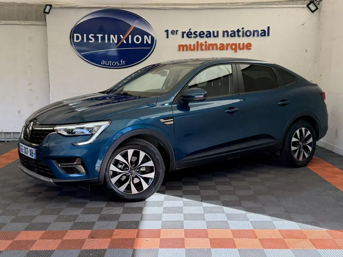 Renault Arkana Business E-TECH bleu en 3/4 avant droit, avec jantes alliage et feux LED distinctifs.