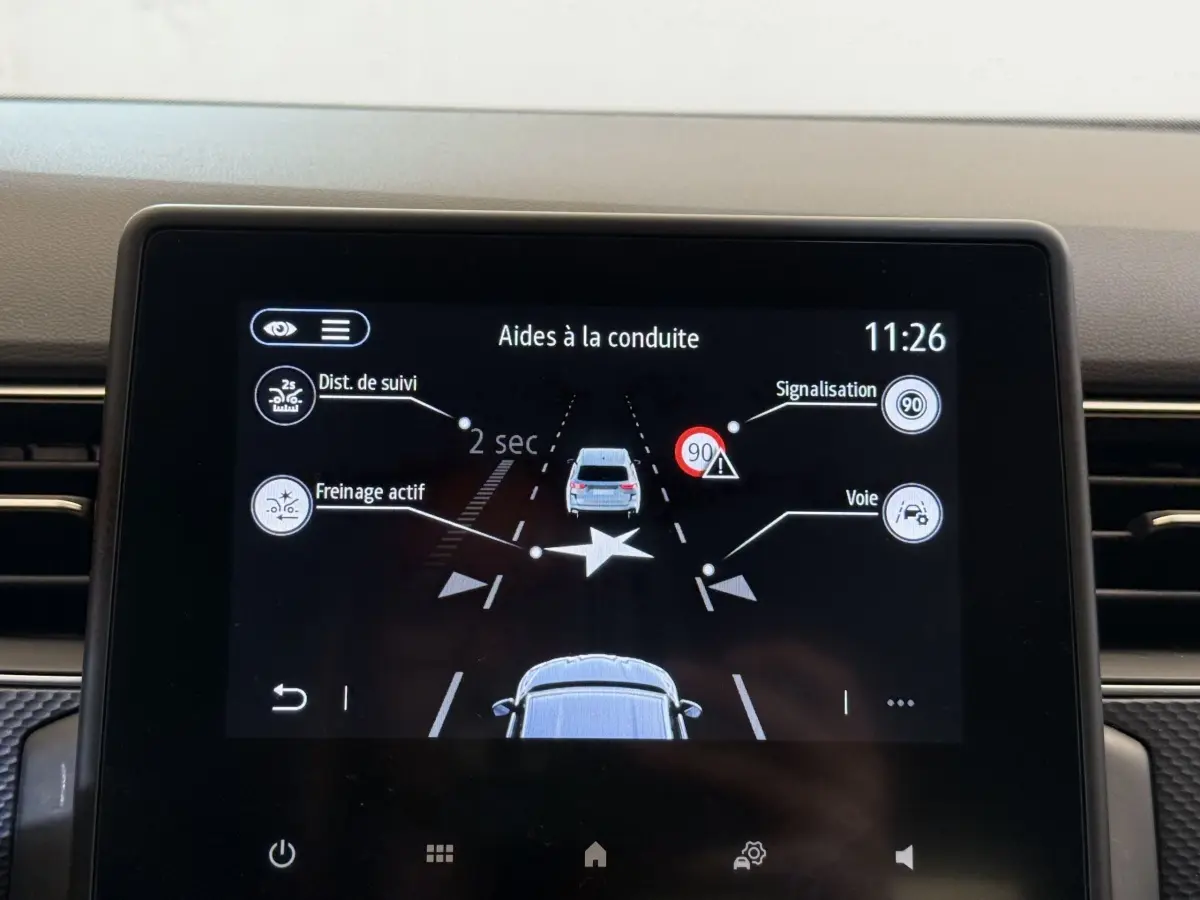 Écran tactile central du tableau de bord montrant les aides à la conduite du Renault Arkana Business E-TECH 145.