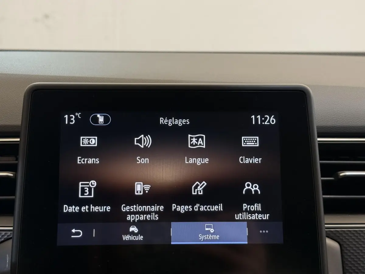 Écran tactile central affichant les réglages du système dans l’habitacle d’une Renault Arkana Business E-TECH 145.