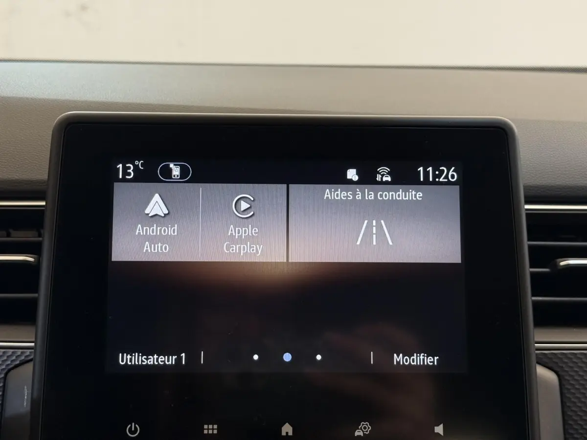Écran tactile central du tableau de bord du Renault Arkana Business E-TECH 145 affichant Android Auto et Apple CarPlay.