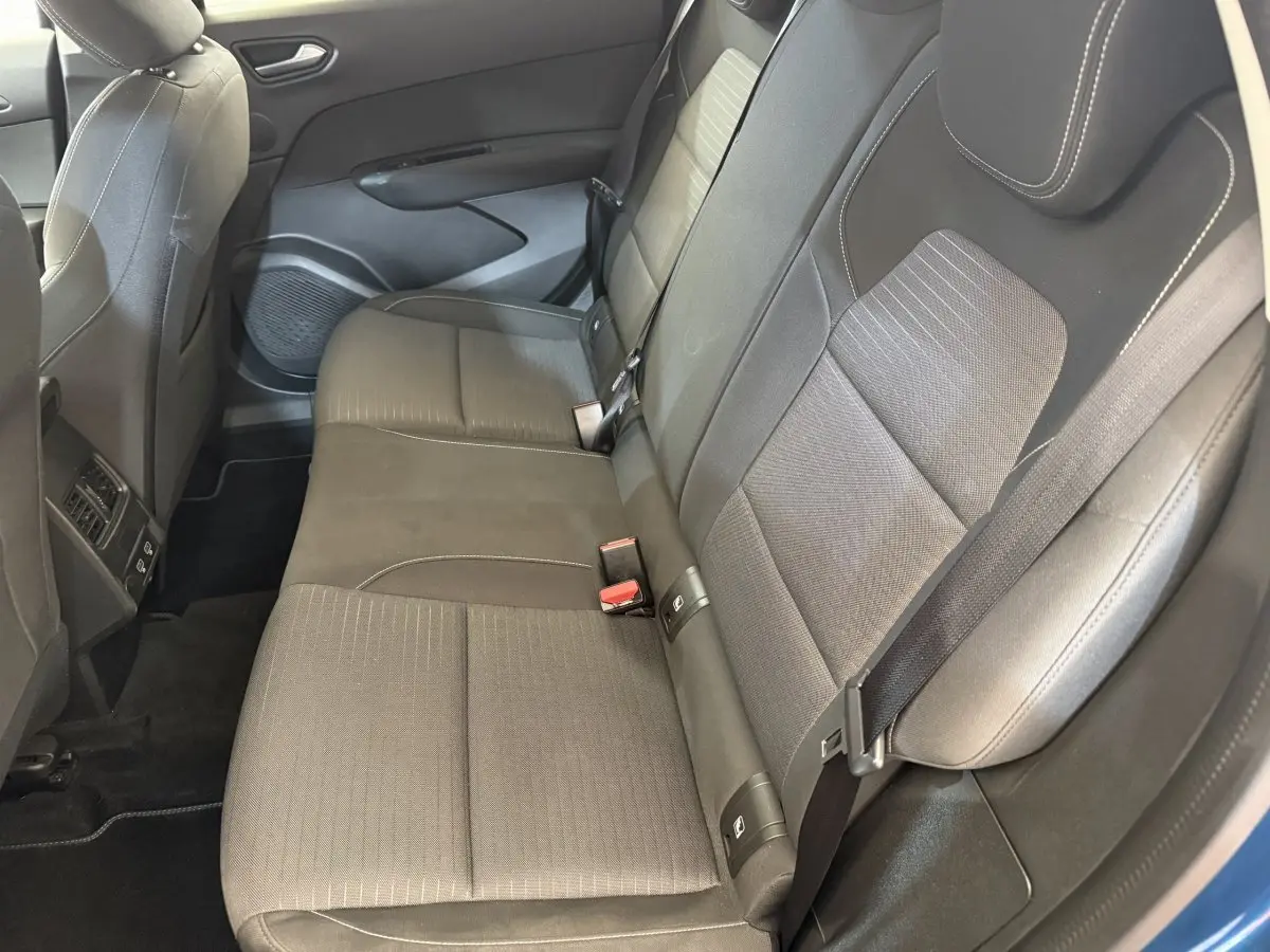 Vue côté droit des sièges arrière gris foncé du Renault Arkana Business E-TECH 145 avec ceinture de sécurité visible.