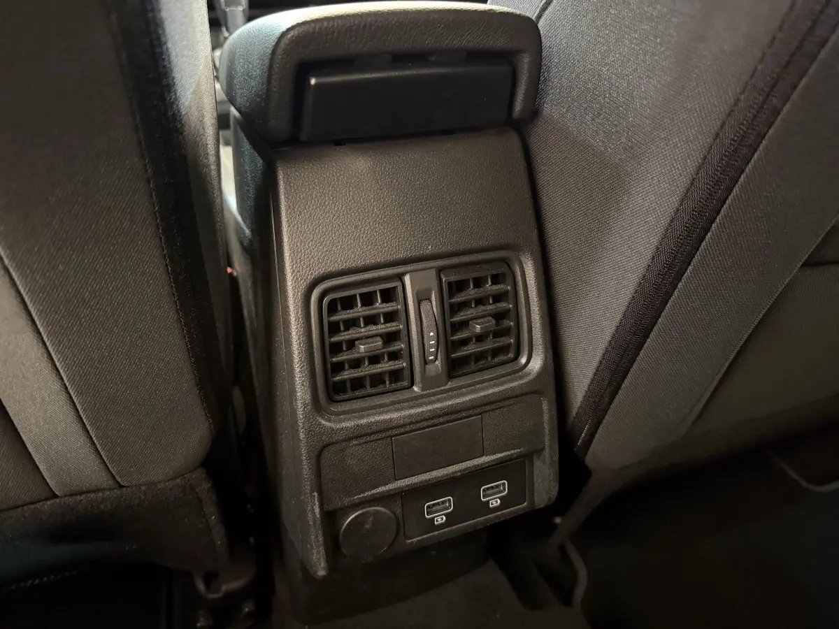 Vue rapprochée des aérateurs arrière et ports USB du Renault Arkana Business E-TECH 145, intérieur noir.