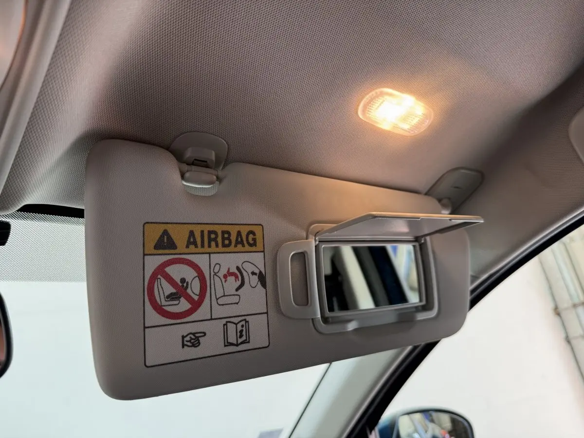 Pare-soleil côté conducteur avec miroir éclairé et avertissement airbag dans l’habitacle du Renault Arkana bleu 2022.