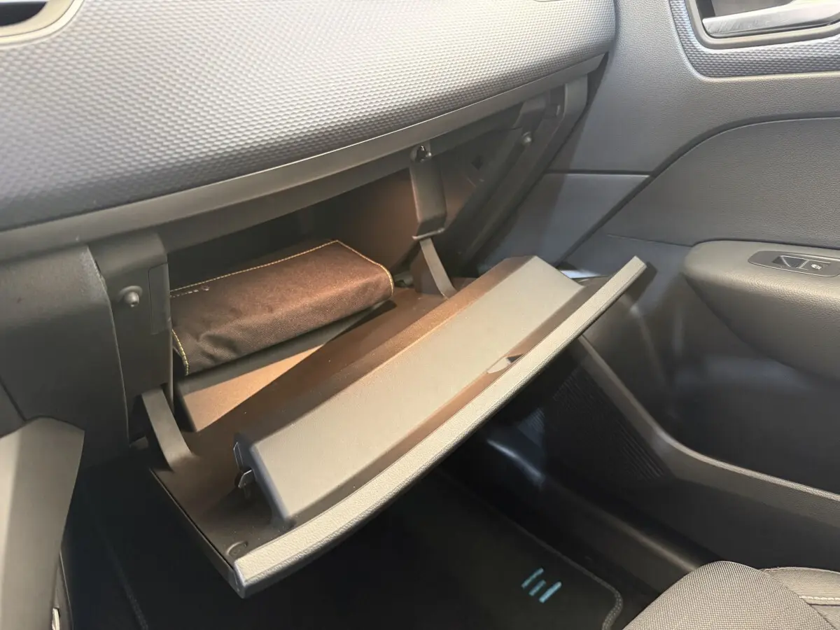 Intérieur de la Renault Arkana Business E-TECH 145 2022, vue sur la boîte à gants ouverte côté passager, finition noire.