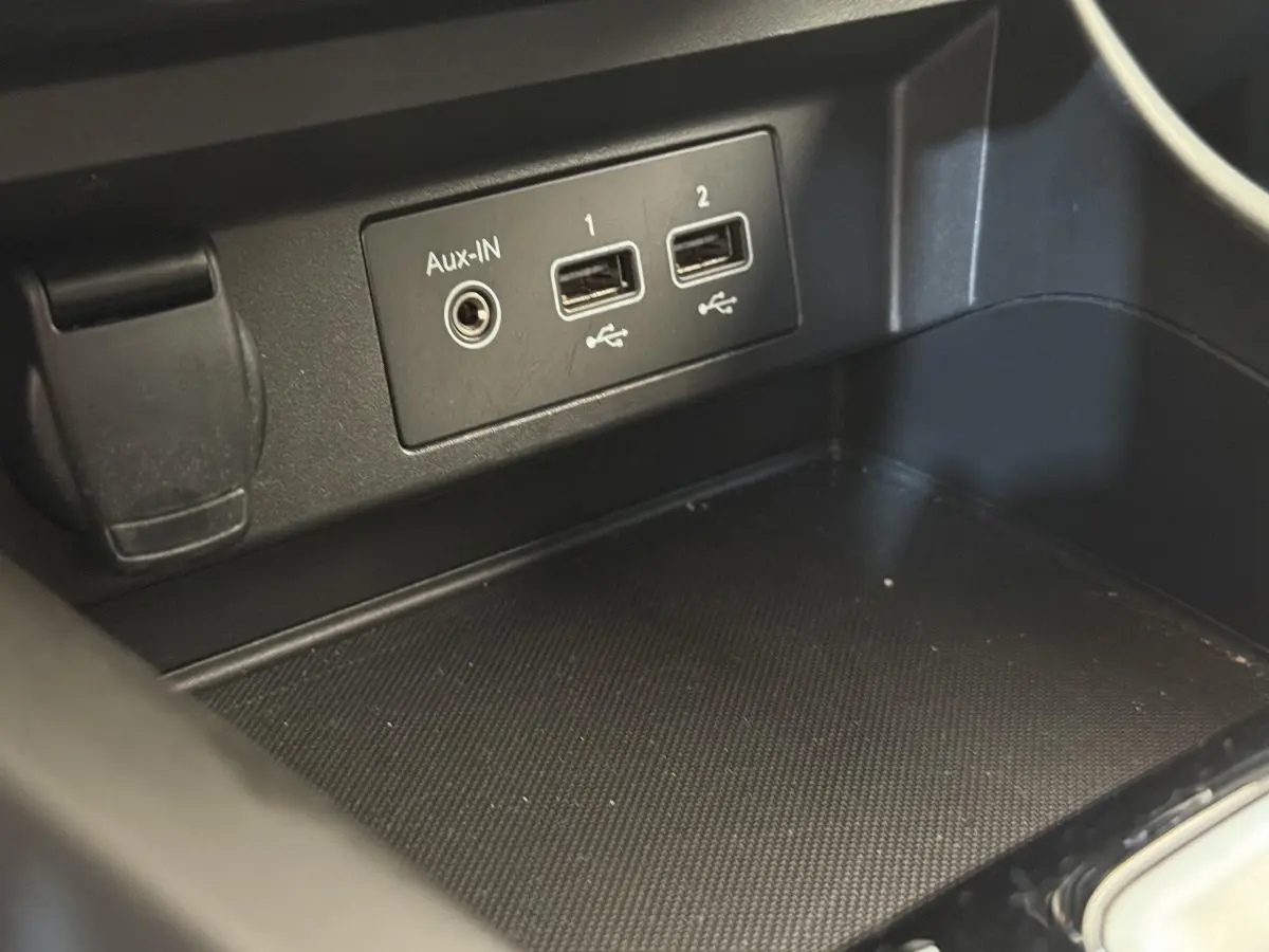 Gros plan sur les ports USB et Aux-IN dans la console centrale noire du Renault Arkana Business E-TECH 145.