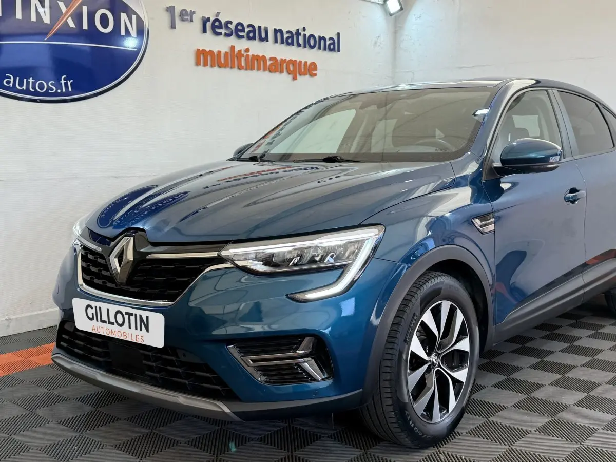 Renault Arkana Business E-TECH bleu, vue 3/4 avant droit, avec feux LED et jantes alliage distinctives.