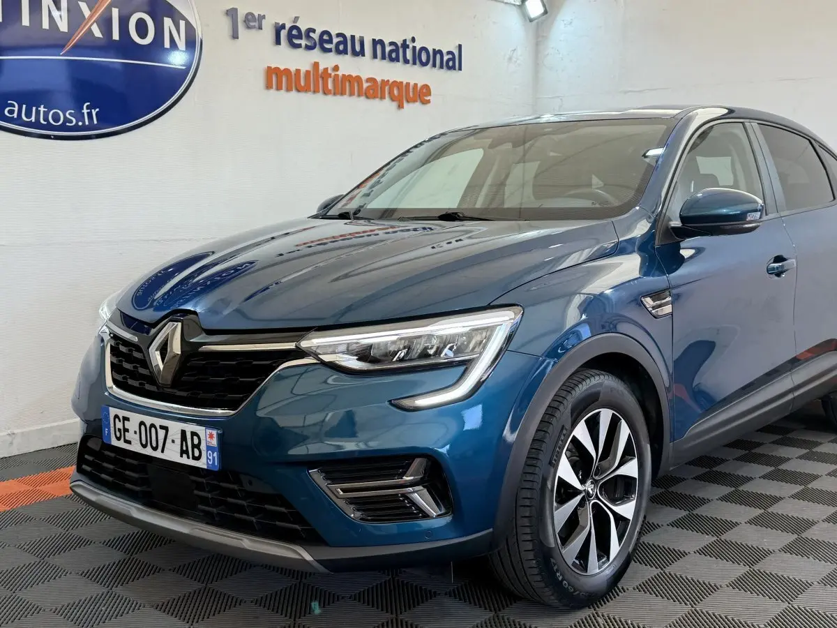 Renault Arkana Business E-TECH 145 bleu en 3/4 avant droit, avec phares LED et jantes alliage distinctives.