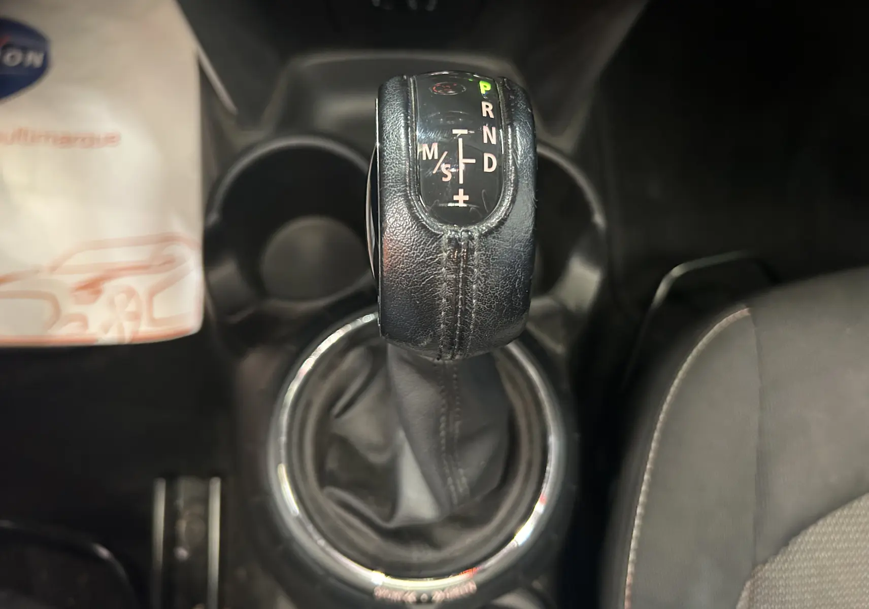 Le levier de vitesses automatique en cuir noir de la MINI 5 portes Cooper D, vue de dessus au centre de la console.