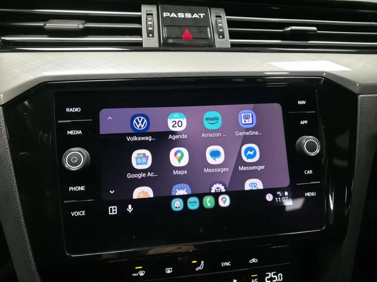 Écran tactile central de la Volkswagen Passat SW 2.0 TDI 2021, affichant les applications connectées, vue rapprochée intérieure.