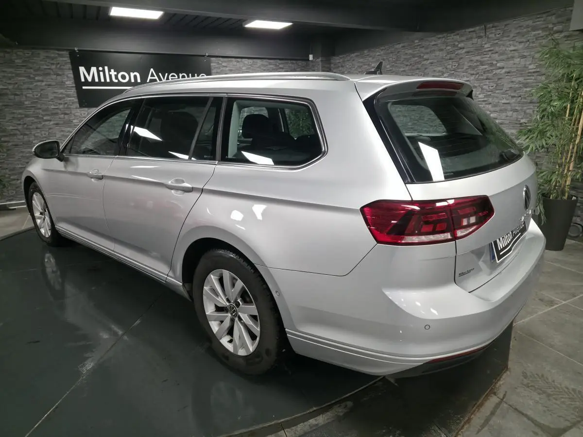 Volkswagen Passat SW gris métallisé vue 3/4 arrière droit en intérieur avec feux arrière LED visibles.
