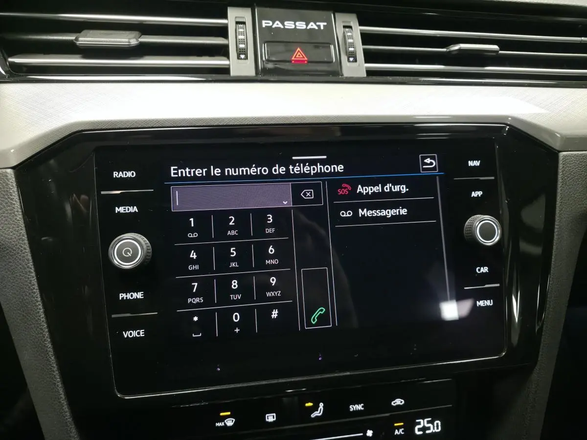 Écran tactile central de la Volkswagen Passat SW 2021 affichant le clavier pour entrer un numéro de téléphone.