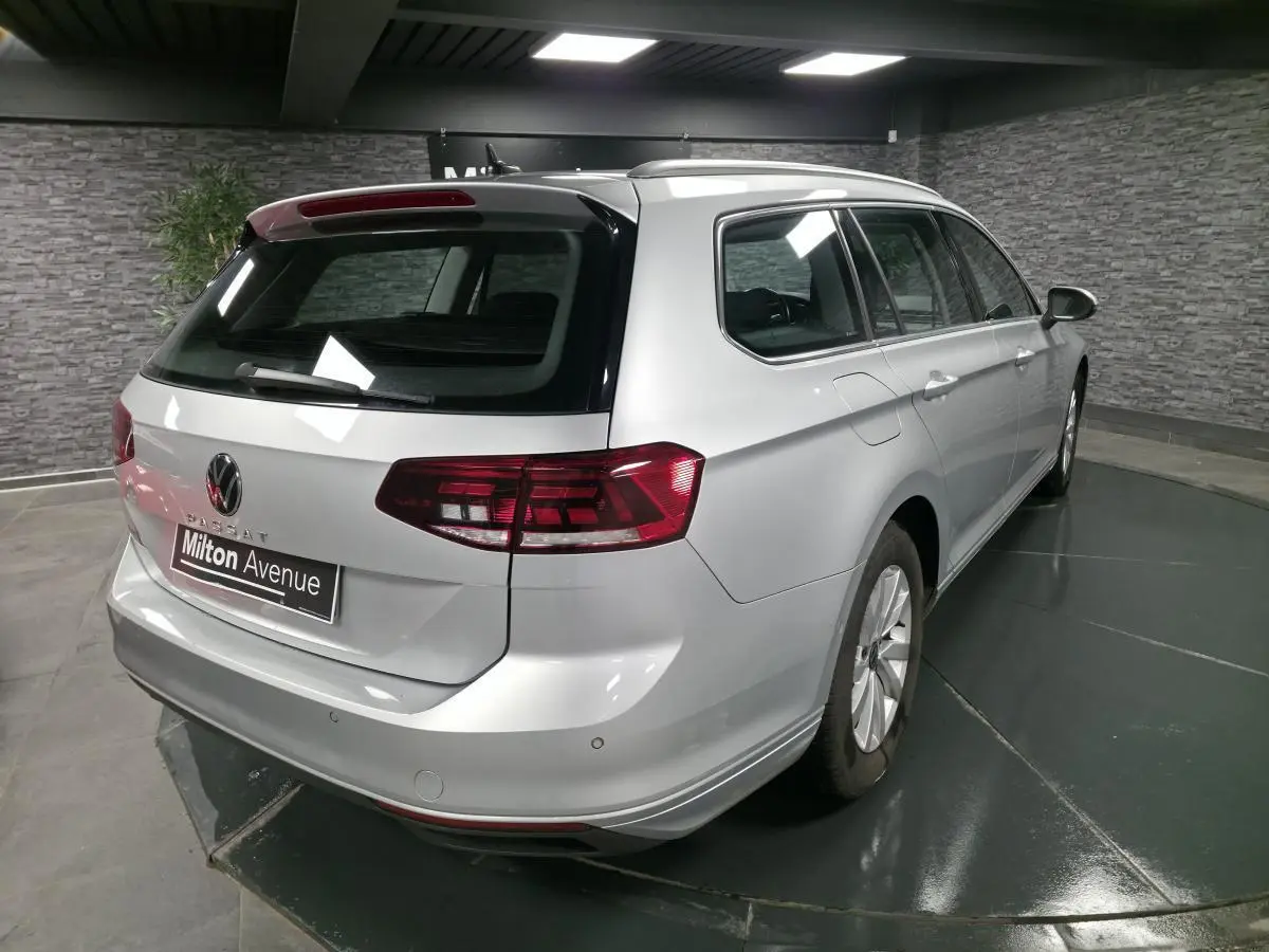 Vue 3/4 arrière droite d'une Volkswagen Passat SW gris métallisé avec feux arrière LED et jantes alliage.