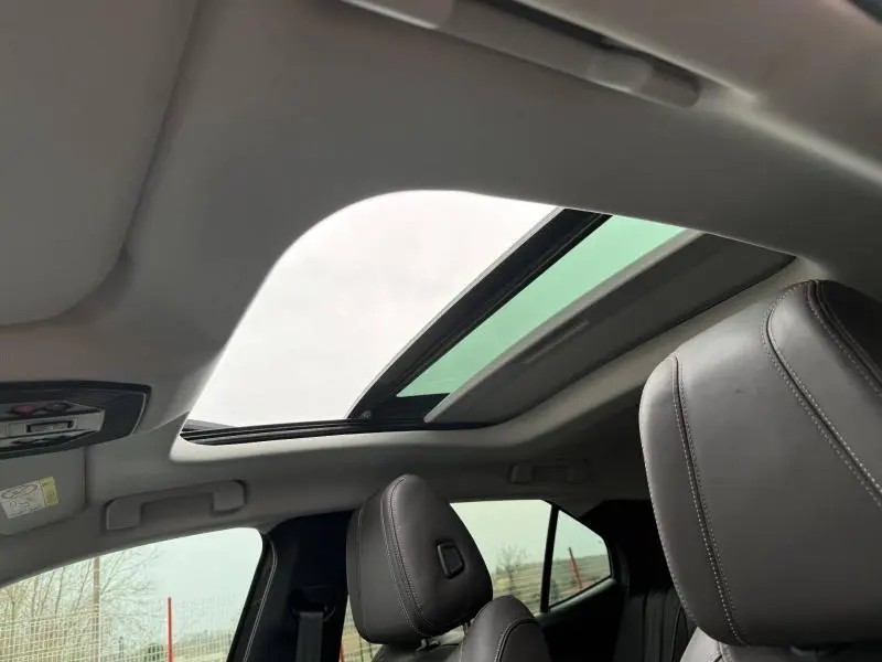 Vue intérieure du toit ouvrant panoramique et des sièges avant en cuir du DS4 Gris Platinium 2023.