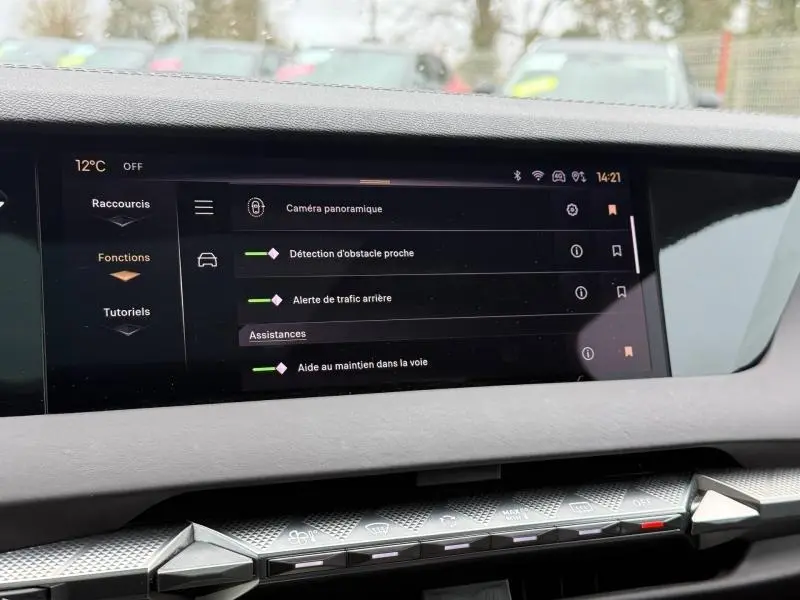 Vue 3/4 avant droite du DS4 2023 gris Platinium, soulignant ses lignes modernes et ses optiques distinctives.