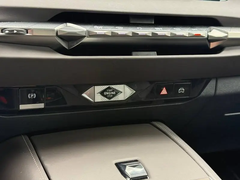 Vue rapprochée du tableau de bord du DS4 2023 PureTech 130ch Opéra, mettant en valeur les commandes centrales et le bouton start/stop.