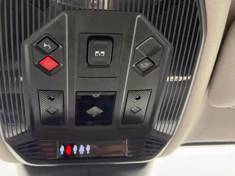 Vue en gros plan du panneau de commandes au plafond du DS4 2023 gris Platinium, avec boutons SOS et éclairage.