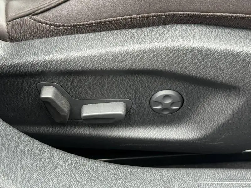 Détail des commandes de réglage électrique du siège côté conducteur du DS4 2023 en cuir gris.