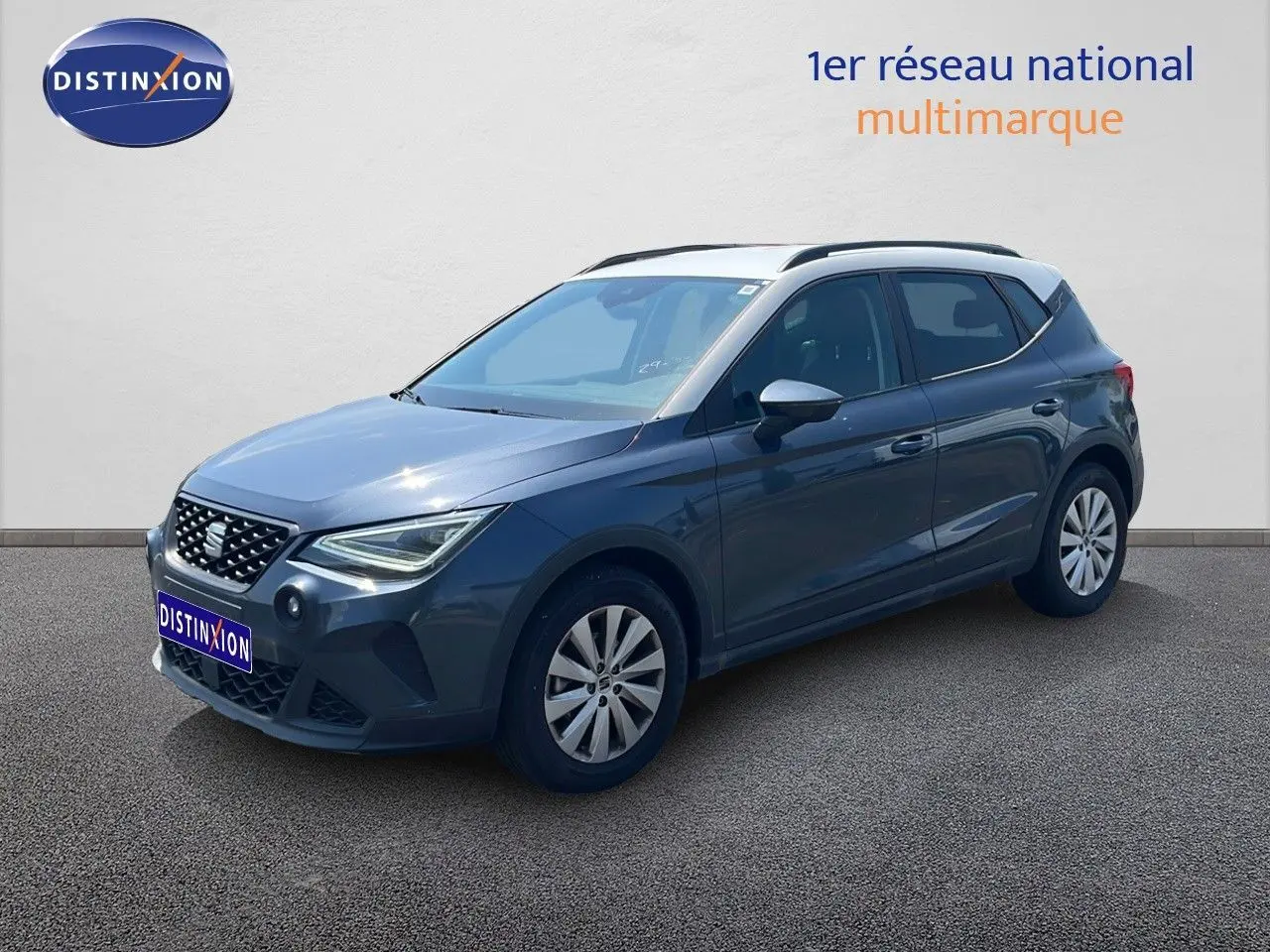 SEAT Arona gris Magnetic Metal avec toit blanc, vue 3/4 avant droit sur fond neutre.