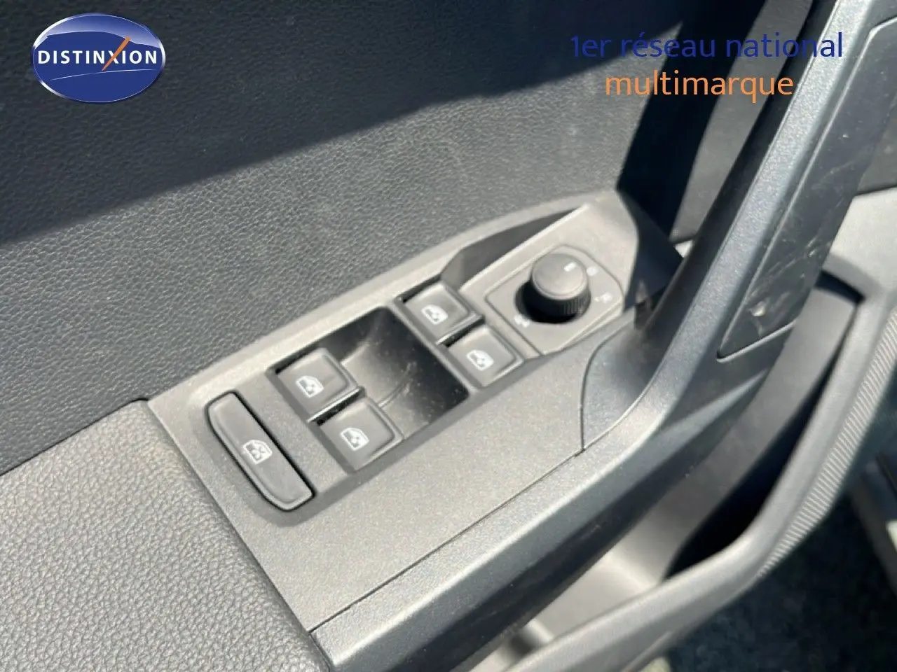 Gros plan sur les commandes des vitres et rétroviseurs côté conducteur du SEAT Arona gris Magnetic Metal avec toit blanc.