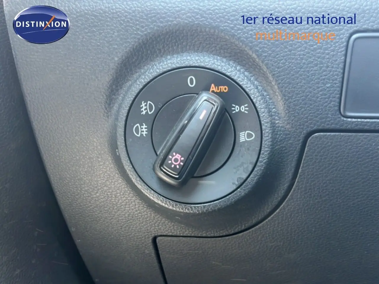 Détail du bouton de commande des phares sur le tableau de bord noir du SEAT Arona gris Magnetic 2026.