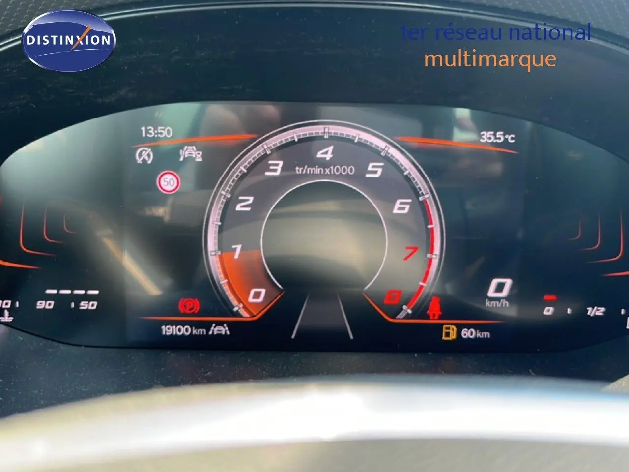 Tableau de bord numérique du SEAT Arona 2026 montrant compte-tours, vitesse à zéro et indicateur de température à 35,5°C.