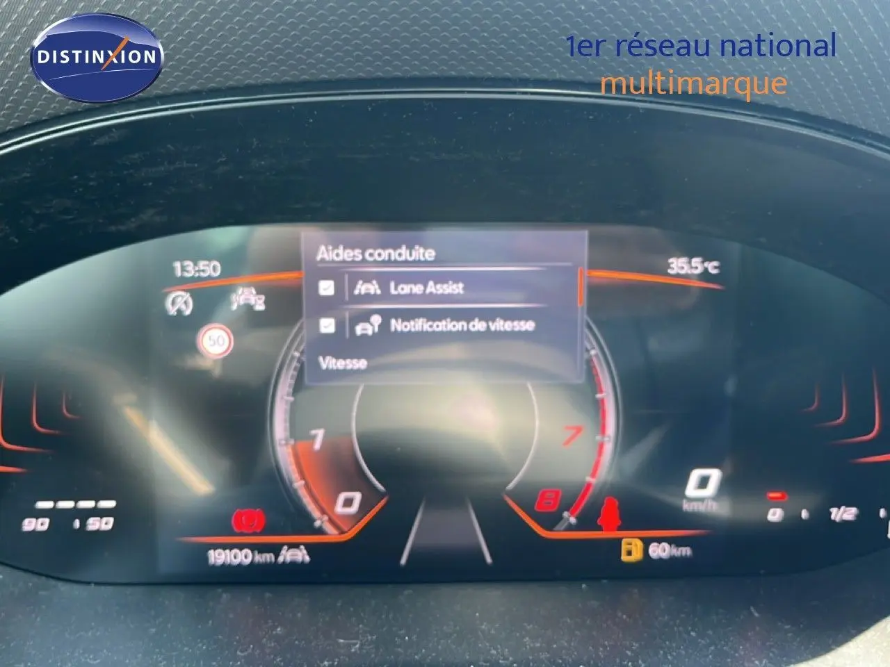 Tableau de bord numérique du SEAT Arona 2026, affichant les aides à la conduite et la température extérieure.