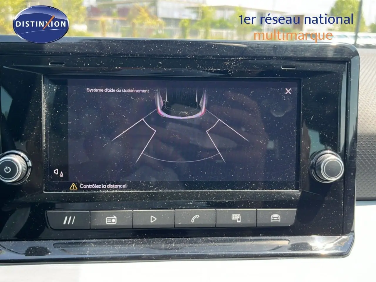 Écran tactile du système d’aide au stationnement du SEAT Arona 2026, affichage en vue arrière.