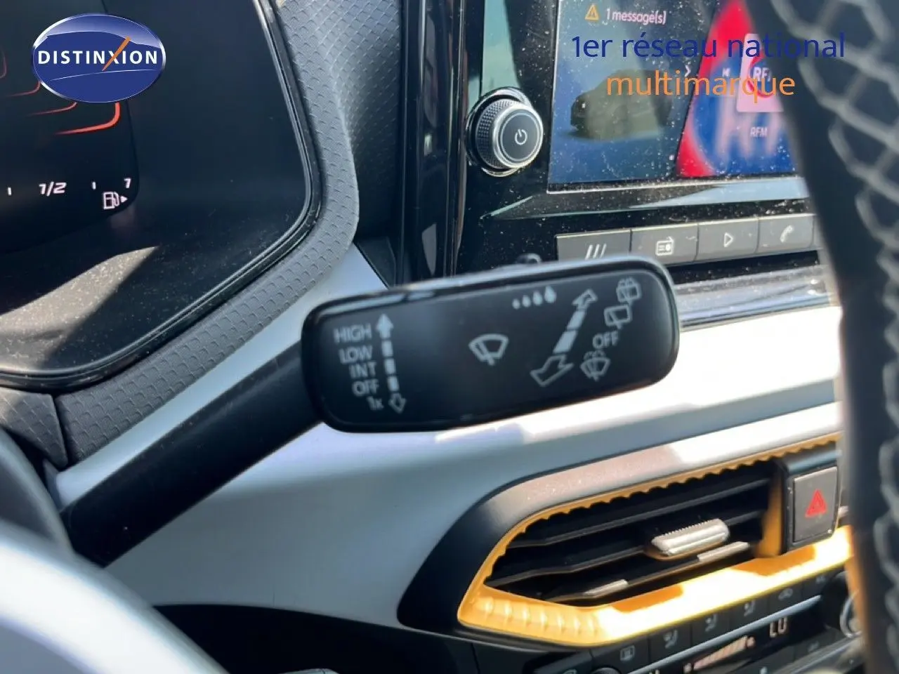 Gros plan sur le commodo d’essuie-glace dans l’habitacle gris et noir du SEAT Arona 2026, finition Style Special Edition.