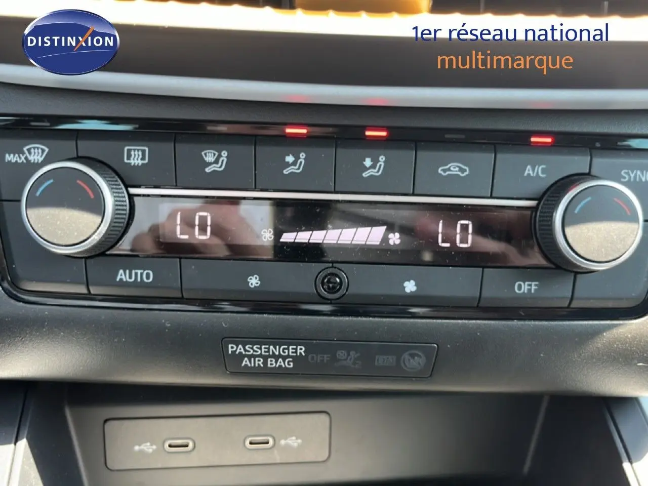 Détail du tableau de bord de la SEAT Arona 2026 montrant la commande de climatisation automatique avec affichage digital.